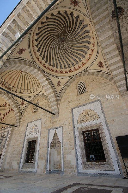 来自Edirne Yildirim Beyazit清真寺庭院的建筑部分